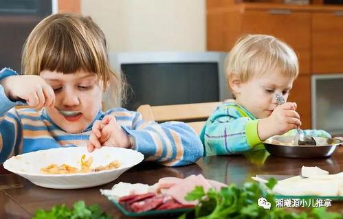 宝宝吃瓜吃的真棒,萌态十足引围观