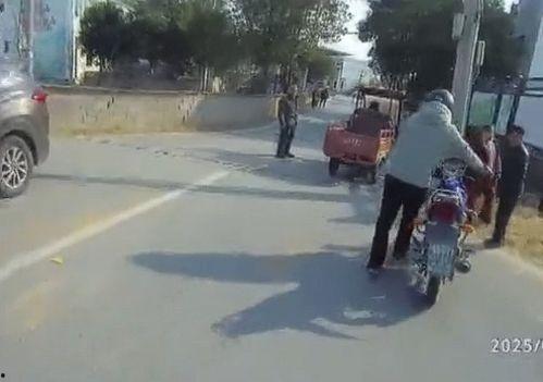 吃瓜男子车祸现场,惊心动魄的瞬间