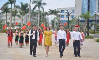 红河职教园区吃瓜,瓜果飘香里的校园生活剪影