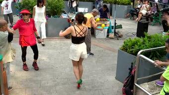 海边吃瓜少年,吃瓜少年的悠闲时光